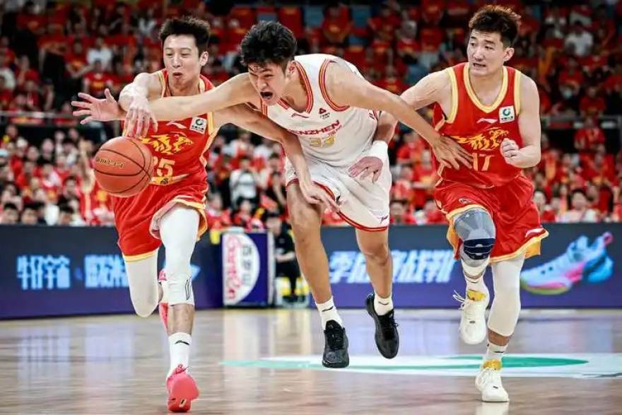 从替补席到战术核心：一位草根中场的十年自我修正之路